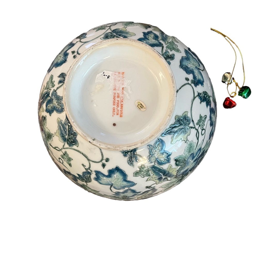 Asian Bowl with Bas-Relief Design of Ivy Leaves - Picture 10 of 12